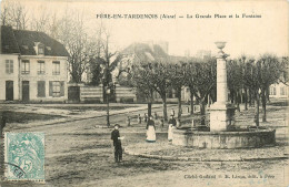 02* FERE EN TARDENOIS   La Grand Place – La Fontaine     RL19,0854 - Fere En Tardenois