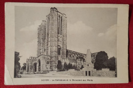 CPA -  Noyon - La Cathédrale Et Le Monument Aux Morts - Noyon