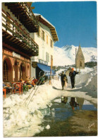 ALPES MARITIMES AURON : UN COIN DU VILLAGE EN HIVER - PLAN ANIME AVEC SKIEURS ET TERRASSE DE CAFE - Other & Unclassified