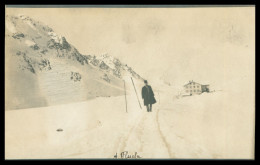 * CP PHOTO * FLUELA * HOMME DANS LA NEIGE * CHALET - Autres & Non Classés