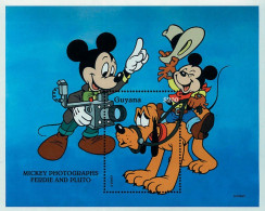 Guyana - 1994 - Disney:  Mickey Photographs Ferdie And Pluto - Yv Bf 189 - Disney