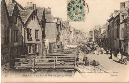 80 - AMIENS - LA RUE DU DOM UN JOUR DE MARCHÉ - Amiens