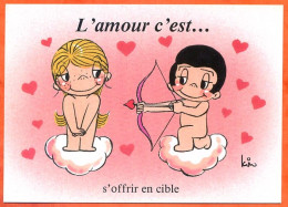 L'amour C'est ..... S'offrir En Cible  CP Illustrateur Humour Enfants Nuages Coeurs Carte Vierge TBE - Other & Unclassified
