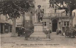 13 - ARLES - PLACE DU FORUM - LE POÈTE MISTRAL - Arles