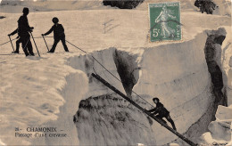 74-CHAMONIX-PASSAGE D UNE CREVASSE-N°510-E/0031 - Chamonix-Mont-Blanc