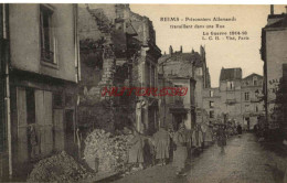 CPA GUERRE 1914-1918 - REIMS - PRISONNIERS ALLEMANDS TRAVAILLANT DANS UNE RUE - Guerre 1914-18