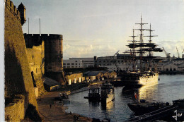 Bateaux - Voiliers - Bretagne -Le Navire Ecole Americo Vespuci Dans Le Port De Brest - Segelboote
