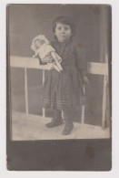 Cute Girl Pose With Doll Toy, Portrait, Vintage 1910s Orig Photo 8.8x13.9cm. (68397) - Anonyme Personen