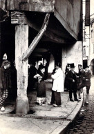 LOUHANS - Entrée De La Ville - Un Groupe De Bressans Sous Les Arcades - Louhans