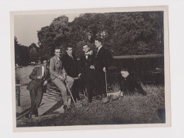 Few Young Men, Handsome Stylish Guys, Closeness, Portrait In Park, Vintage 1920s Orig Photo Gay Int. 11.5x8.8cm. /41873 - Anonyme Personen