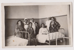Few Women, Pose In Hospital Room, Portrait With Nurses, Vintage 1920s Orig Photo 13.8x8.9cm. (67558) - Anonyme Personen