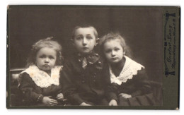 Fotografie Gustav Lang, Regensburg, Weisse Lilienstrasse G. 93, Süsse Schwestern Mit Ihrem Grossen Bruder  - Anonieme Personen