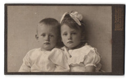 Fotografie Hahn Nachfolger, Dresden-Altstadt, Ferdinandstrasse, Sich ähnlich Aussehende Geschwister  - Anonieme Personen