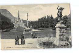 LOURDES - La Statue De Saint Michel Et La Basilique - Très Bon état - Lourdes