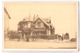 Fotografie Buma Blanc Fils, Paris, Unbekannter Ort, Wohnhaus An Einer Strasse Mit Pflanzen Bewachsen  - Orte