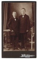 Fotografie Wilh. Schroers, Lehrte, Portrait Zwei Junge Männer Im Anzug Mit Krawatte  - Anonieme Personen