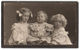 Fotografie Jean Baptiste Feilner, Oldenburg I /Gr., Rosenstrasse 29, Zwei Hübsch Gekleidete Mädchen U. Kleinkind  - Anonieme Personen