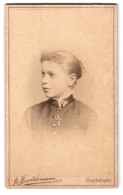 Fotografie August Santelmann, Buxtehude, Am Geesttor, Portrait Junge Hübsche Dame Mit Kreuzkette  - Anonieme Personen