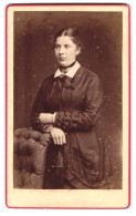 Fotografie Fr. Mülhoff, Hilden, Mittel-Strasse 102, Portrait Junge Dame Im Kleid Mit Amulett  - Anonieme Personen