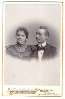 Fotografie M. B. Schultz, Flensburg, Norder-Hofenden 13, Junges Paar In Edler Kleidung  - Anonymous Persons