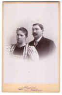 Fotografie Albr. Dose, Haderslev, Dame Im Verzierten Kleid Mit Ehemann  - Personnes Anonymes