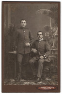 Fotografie Franz Jantzen, Pocking, Soldaten In Uniform Mit Zigaretten  - Personnes Anonymes