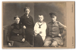 Fotografie L. Hansen, Kappeln, Ältere Frau, Soldat, Junges Mädchen Mit Halskette Und Junge Im Matrosenanzug  - Anonieme Personen