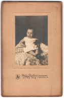 Fotografie Atelier Dickhaut, Düsseldorf, Friedrichstrasse 46, Lächelndes Baby Auf Fell  - Anonieme Personen