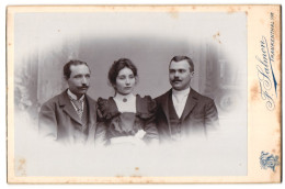 Fotografie F. Salmen, Frankenthal /Pf., Zwei Junge Männer Und Junge Dame Mit Brosche  - Anonymous Persons