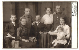 Fotografie Louis Penzel, Görlitz, Schützenstrasse 3, Zwei Soldaten Mit Familie  - Anonyme Personen