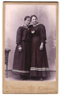 Fotografie Herm. Schwegerle, Lübeck, Breite Str. 31, Zwei Junge Damen In Kleidern  - Anonymous Persons