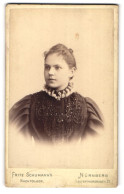 Fotografie Fritz Schumann`s Nachfolger, Nürnberg, Laufertorgraben 21, Junge Dame Im Bestickten Kleid  - Anonyme Personen