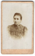 Fotografie Joh. Gg. Gmelch, Schongau, Junge Dame Im Karierten Kleid Mit Kragenbrosche  - Anonyme Personen