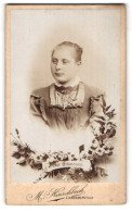 Fotografie M. Hirschbeck, Landsberg A. Lech, Junge Dame Im Kleid Mit Kreuzkette  - Personnes Anonymes