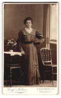 Fotografie Josef Sutor, Landsberg A. L., Hauptplatz 11, Junge Dame Im Modischen Kleid  - Anonyme Personen