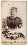 Fotografie M. Hirschbeck, Landsberg A. Lech, Junge Dame Im Kleid Mit Kragenbrosche  - Anonymous Persons