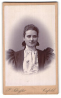 Fotografie P. Schiffer, Crefeld, Neue Linnerstr. 74, Junge Dame In Hübscher Kleidung  - Anonyme Personen