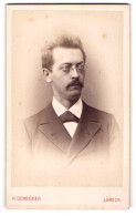 Fotografie H. Schröder, Lübeck, Beckergrube 150, Elegant Gekleideter Herr Mit Brille Und Walross  - Anonyme Personen