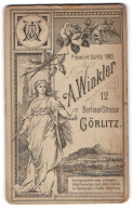 Fotografie A. Winkler, Görlitz, Berliner-Str. 12, Frau In Toga Mit Bild In Der Hand  - Anonyme Personen