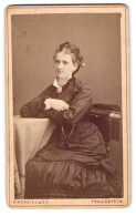 Fotografie F. Herzing & Cie., Traunstein, Scheicherkellerstr., Portrait Junge Dame Im Biedermeierkleid Sitzt Am Tisch  - Anonymous Persons