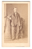 Fotografie H. Holz, München, Maximilianstr. 5d, Portrait Herr Im Karierten Anzug Mit Jacke Und Sommerhut  - Anonyme Personen