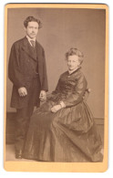 Fotografie M. Wild, Ort Unbekannt, Portrait Junges Paar Im Seidenen Biedermeierkleid Und Anzug Halten Händchen  - Anonyme Personen
