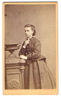 Fotografie H. Mathaus, München, Schwanthalerstr. 10, Junge Frau Im Biedermeierkleid Mit Brosche In Der Hand  - Anonymous Persons