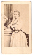 Fotografie Franz Herzing, Traunstein, Maximilianstr., Portrait Junge Dame Im Figurbetonten Kleid Mit Locken  - Anonymous Persons