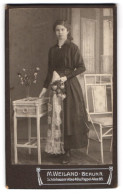 Fotografie M. Weiland, Berlin, Schönhauser-Allee 49, Portrait Junge Frau Im Dunklen Kommunionskleid Mit Blumenstrauss  - Anonyme Personen