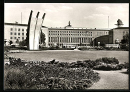 Fotografie Unbekannter Fotograf, Ansicht Berlin-Tempelhof, Luftbrücken-Denkmal Vor Dem Flughafen-Gebäude  - Lieux