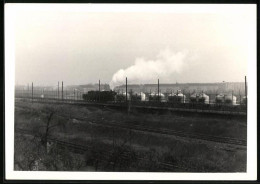Fotografie Unbekannter Fotograf, Ansicht Berlin, Dampflok Auf Der Eisenbahntrasse An Der Grenze Bornholmer Str.  - Krieg, Militär
