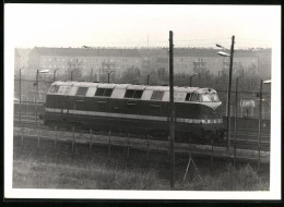 Fotografie Unbekannter Fotograf, Ansicht Berlin, Lokomotive Der Reichsbahn DDR An Der Grenze Bornholmer Str.  - War, Military