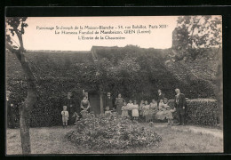CPA Gien, Le Hameau Familial De Montbricon - L`Entree De La Chaumiere  - Gien