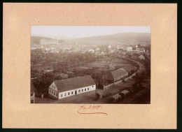 Fotografie Brück & Sohn Meissen, Ansicht Bilin, Güterzug Am Gasthaus Zum Bad, Blick Auf Die Stadt  - Places